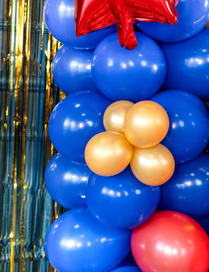 Détail de l'assemblage des mini ballons latex métallisés pour arche dorés