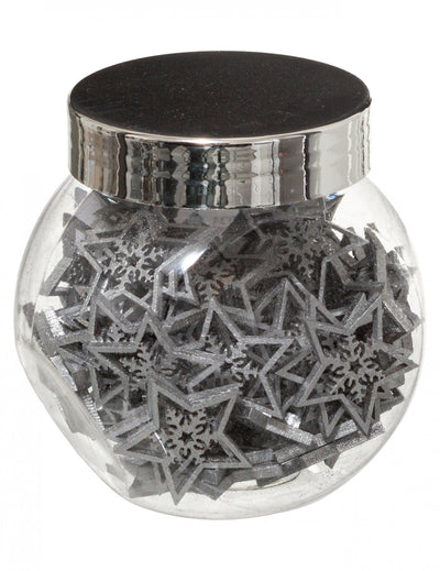 Gros plan sur le motif flocon de neige des décorations étoiles pour table argentées en bois à paillettes