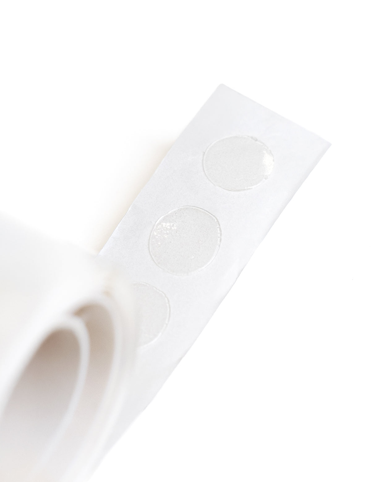 Gros plan sur les pastilles adhésives des points de colle pour ballons