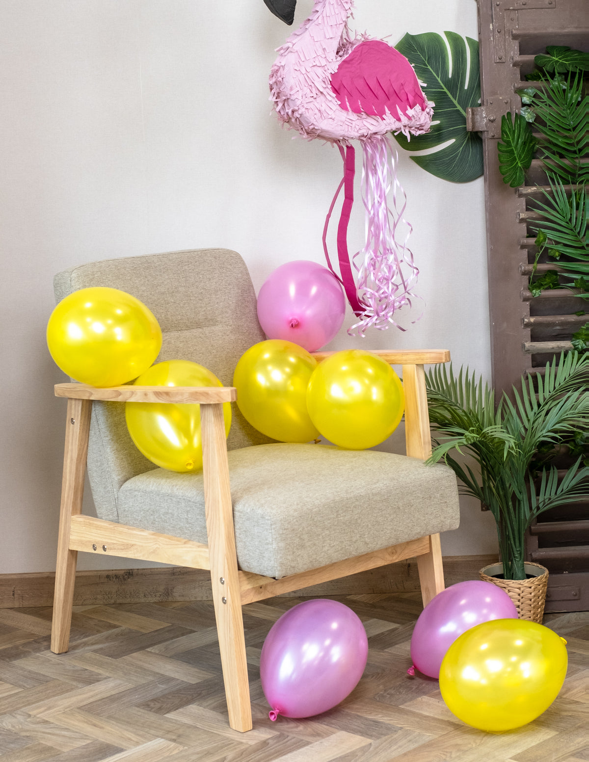 Mise en scène avec pinata flamant rose des ballons métallisés pour fête jaunes