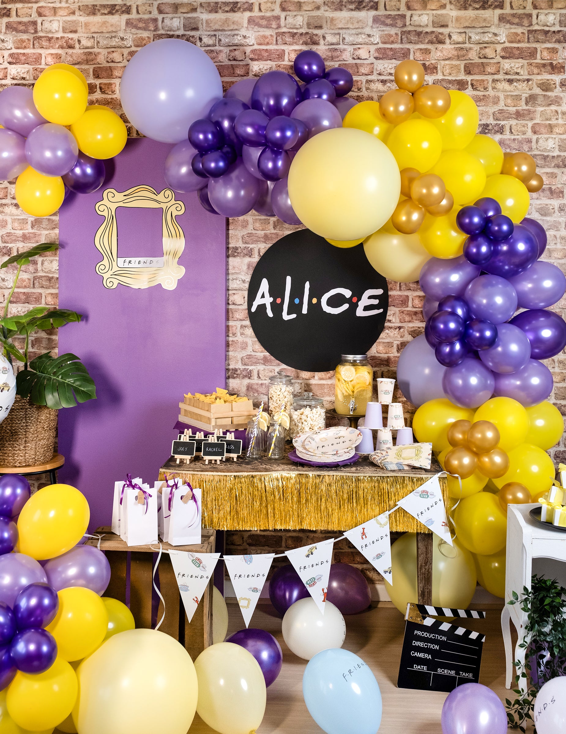 Prikazivanje u luk od ljubičastih metalnih balona