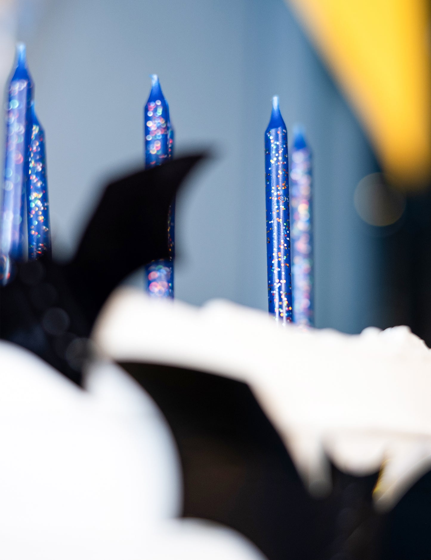 12 plavih svjećica za rođendan sa šljokicama 7,5 cm za tortu 