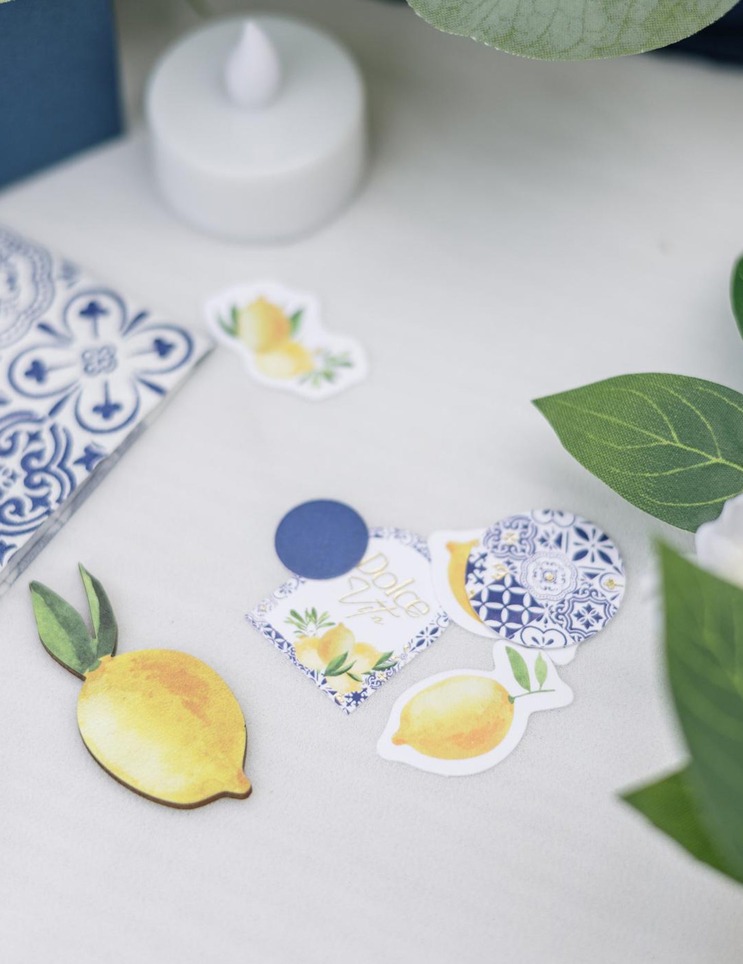 12 konfeta u obliku limuna, žuto i zeleno drvo, ukras za stol