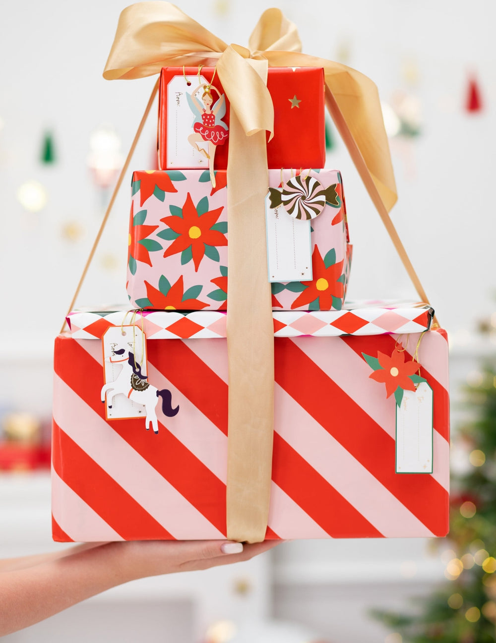 Mise en situation sur des paquets cadeaux des étiquettes en carton de Noël pour cadeaux multicolores