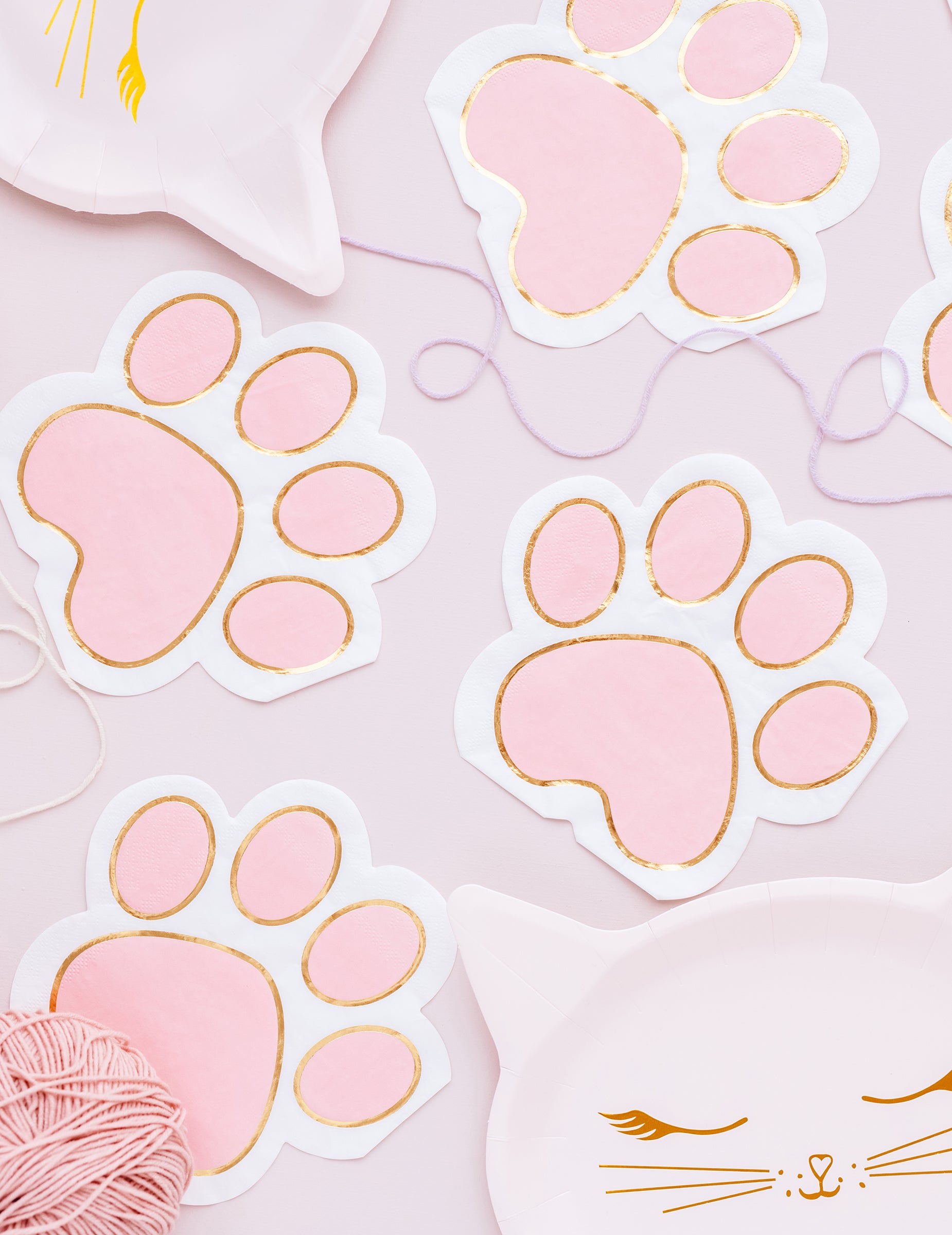 Détail du contour doré des serviettes en papier pattes de chat