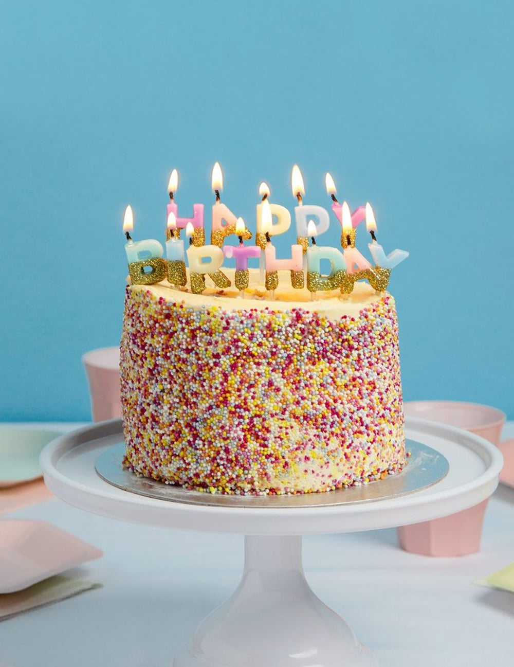 Mise en situation sur un gâteau des bougies Happy Birthday pour anniversaire
