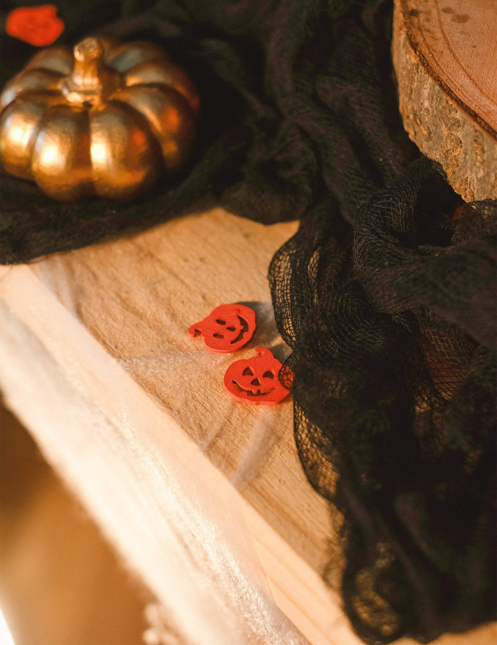 Scena s konfeti za stol bundeva za halloween
