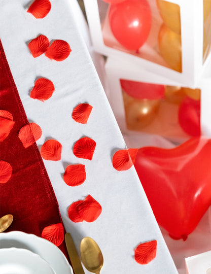 150 ružičastih latica u crvenoj tkanini