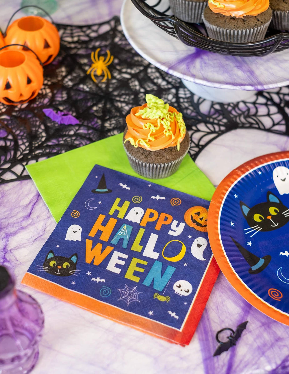 Postavka na stolu s papirnatim ubrusima halloween Friends