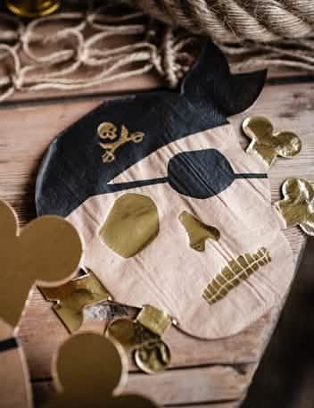 Detalj pozlate papirnatih ubrusa s piratskom glavom