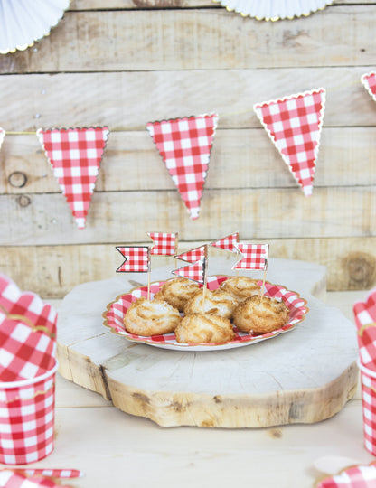 16 crvenih kariranih papirnatih salveta s nazubljenim uzorkom, 33 x 33 cm