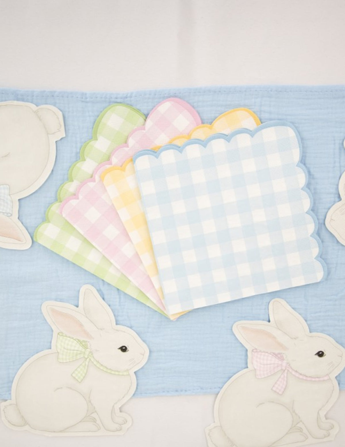 Détail des coloris des serviettes festonnées Vichy Pastel