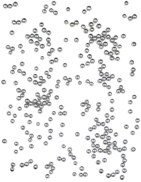 Gros plan sur les confettis de table mini boules pailletées argentées