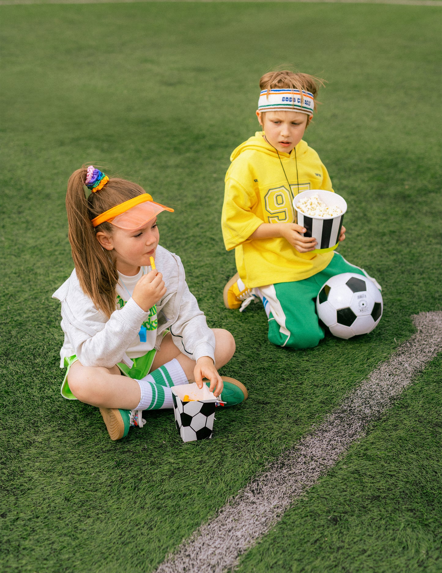 2 crno-bijele prugaste kartonske posudice za grickalice 14 cm