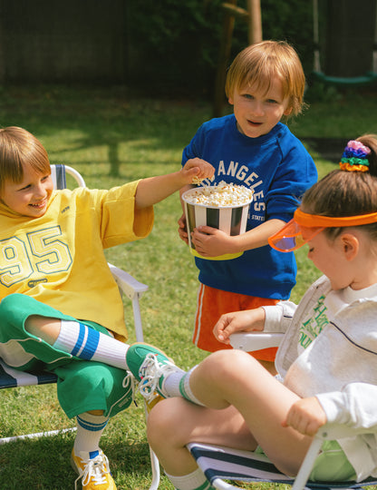 2 crno-bijele prugaste kartonske posudice za grickalice 14 cm