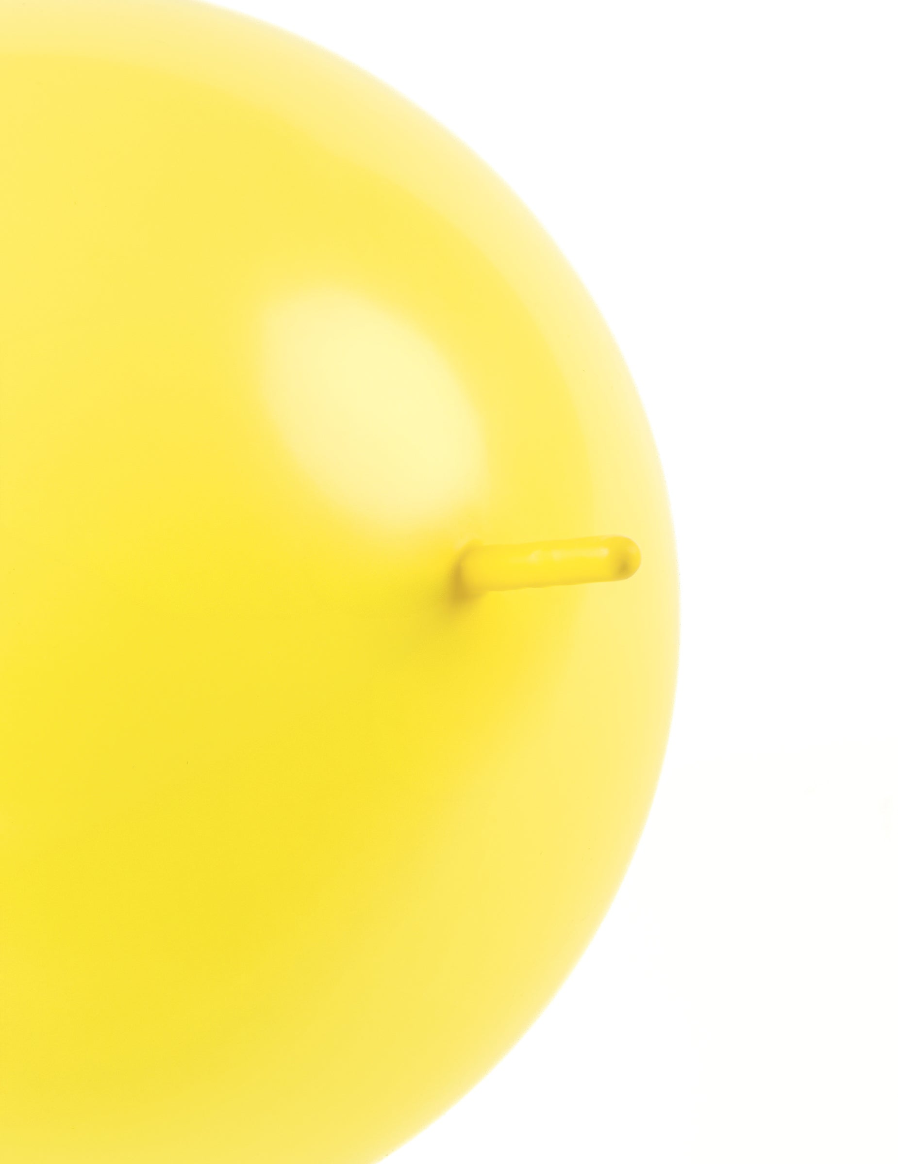 Détail de l'embout des ballons à relier pour fête jaune pastel