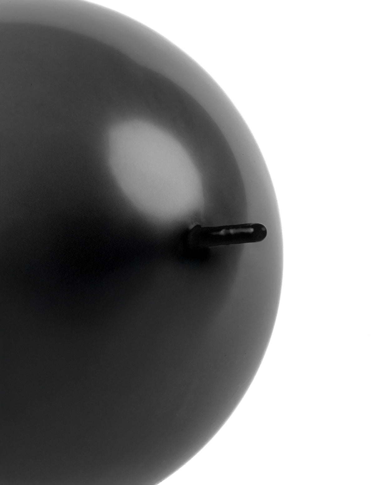 Détail de l'embout de raccordement du ballon à relier pour décoration de fête noir