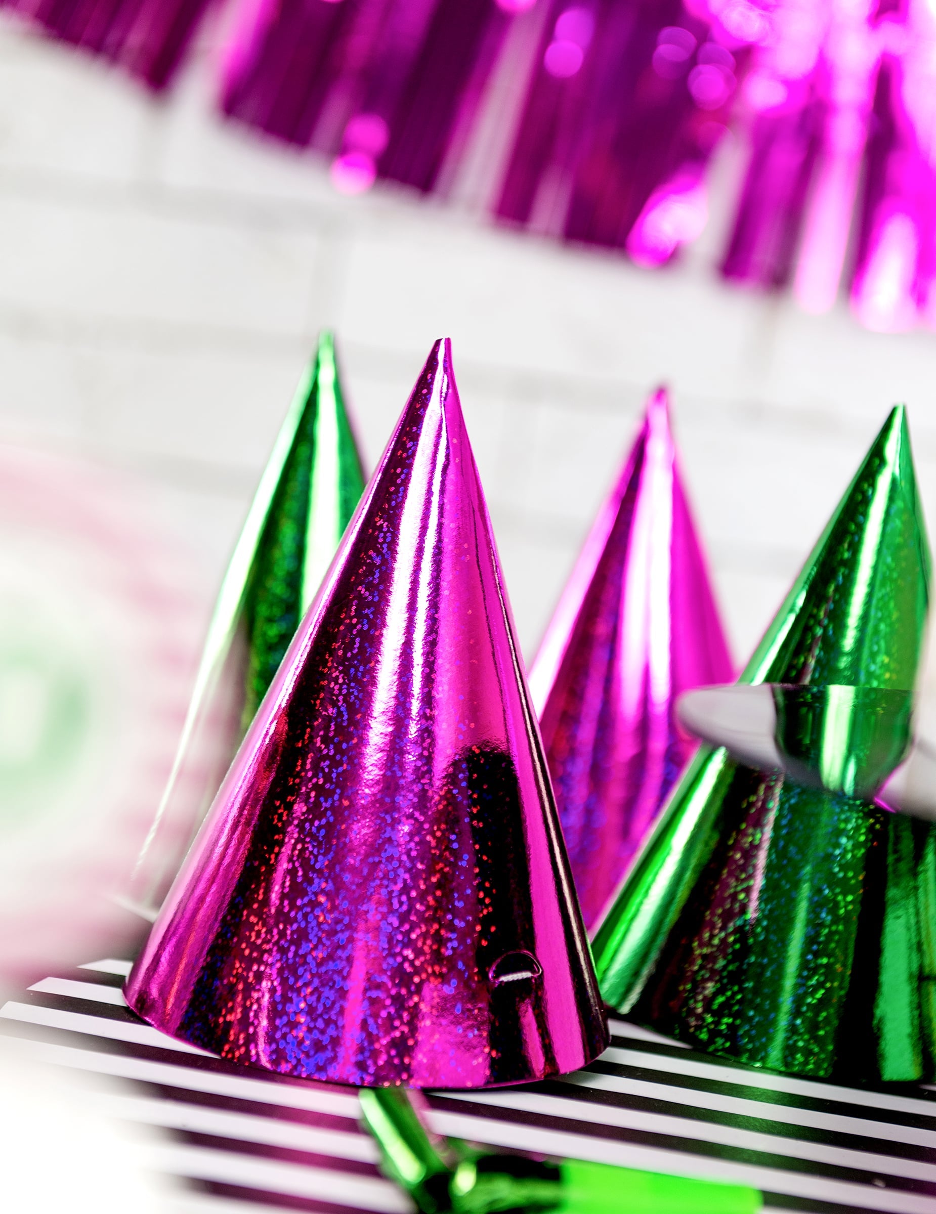 Détail de l'effet scintillant des chapeaux de fête holographiques pour adulte