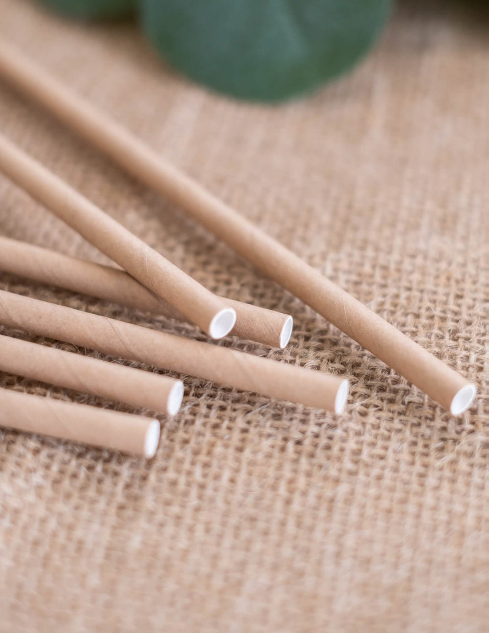 Krupni plan slamki od kraft kartona za zabavu