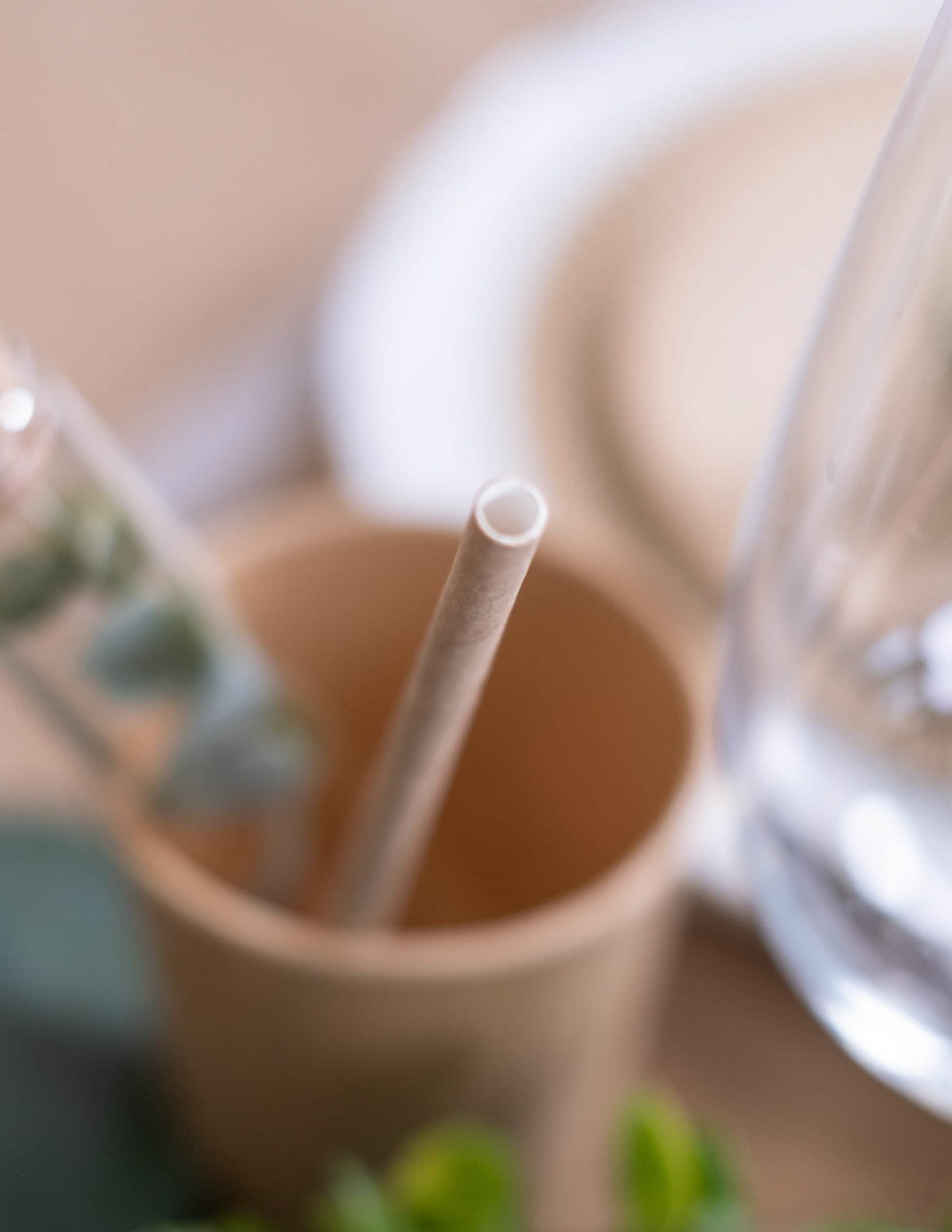 Zumirajte otvaranje slamke od kartona boje kraft za smeđa zabava