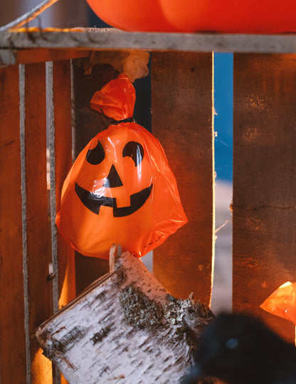 Gros plan sur un sac des sacs en plastique citrouilles pour Halloween