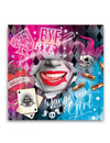 Serviettes Dangerous girl pour fête rose et bleue avec motifs tête de mort et lèvres rouges