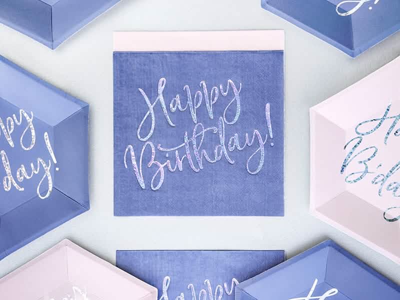 Postavljanje iridescentnih papirnatih ubrusa Happy Birthday za rođendan