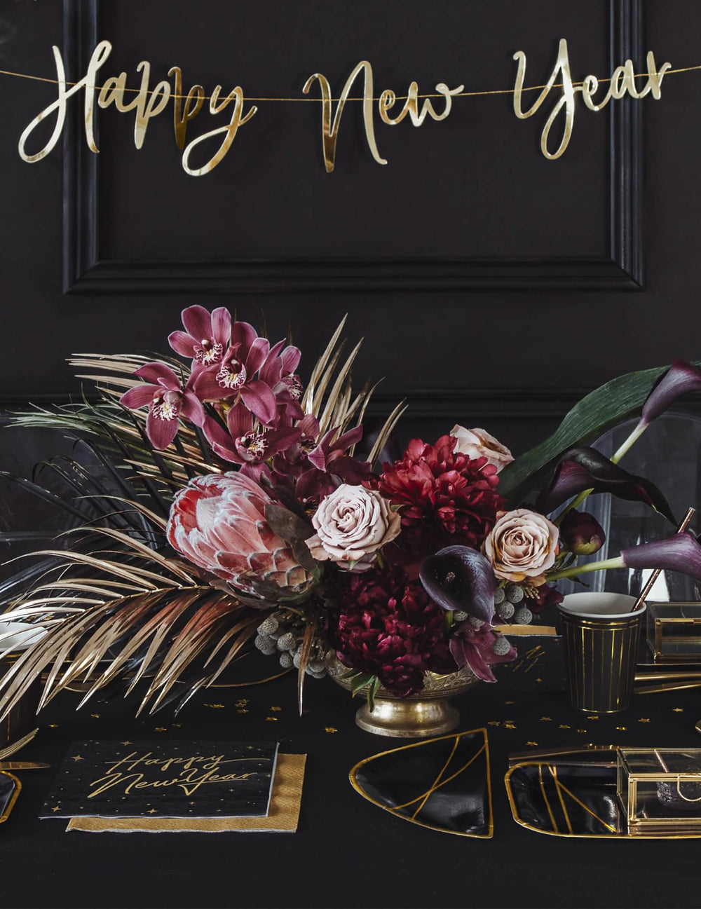 Uređenje stolom za zabavu s papirnatim ubrusima Happy New Year crnim i zlatnim s ukrasom zvijezda