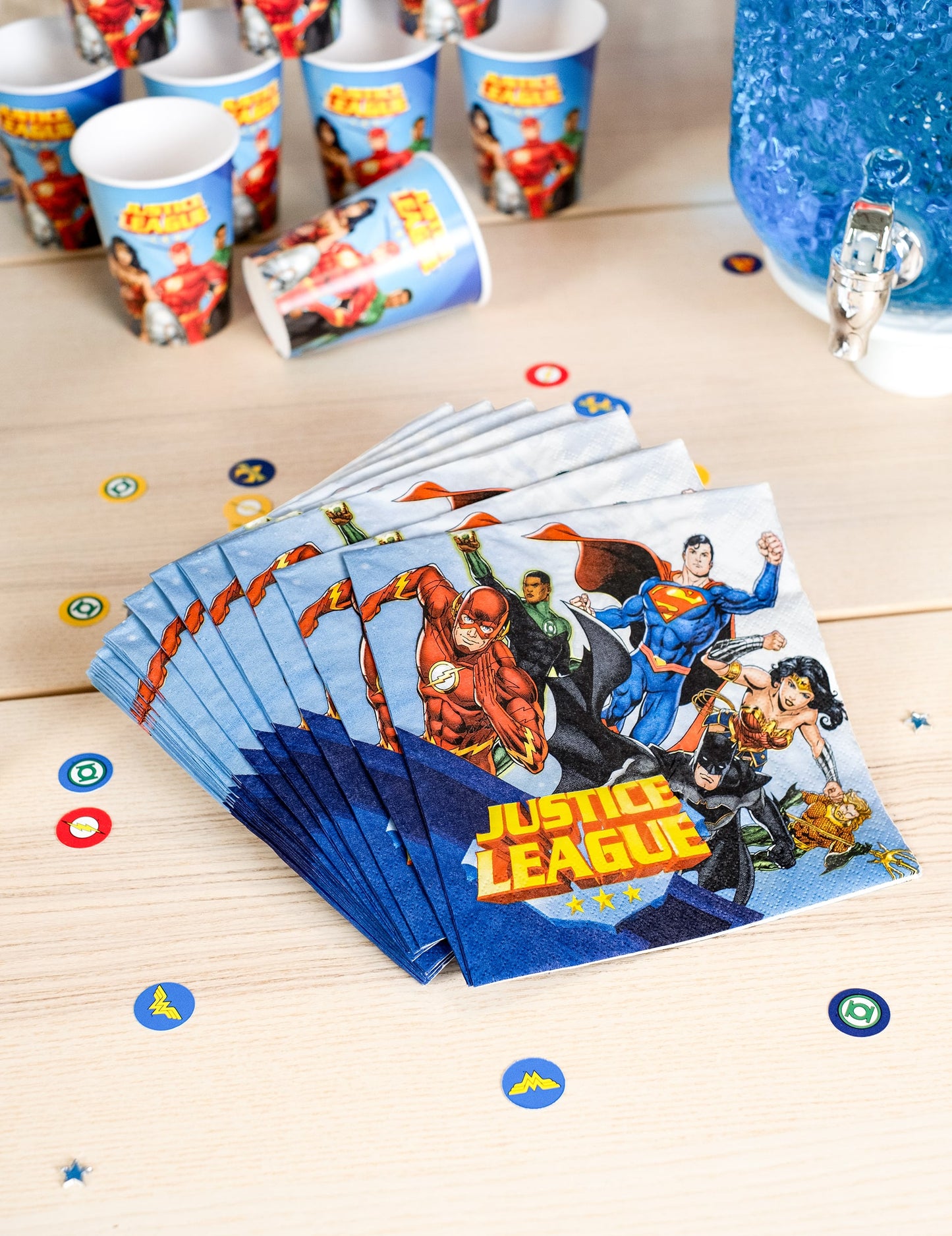 Mise en scène avec gobelets et confettis des serviettes en papier Justice League