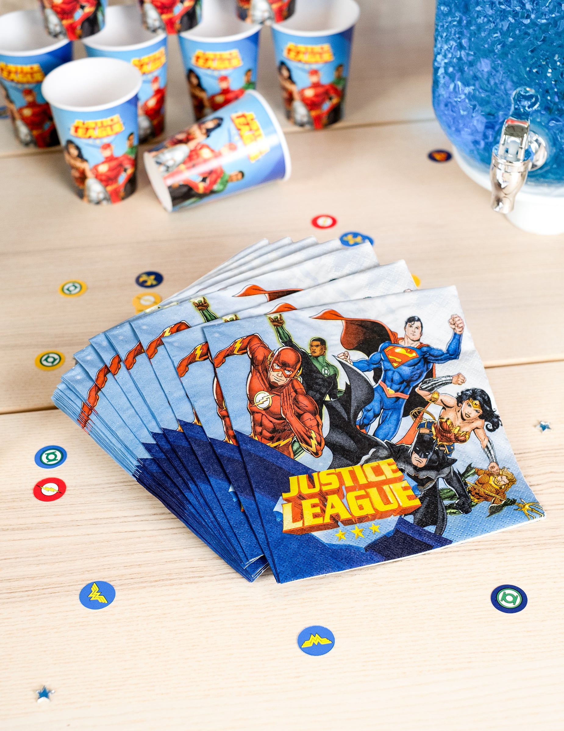 Mise en scène avec gobelets et confettis des serviettes en papier Justice League