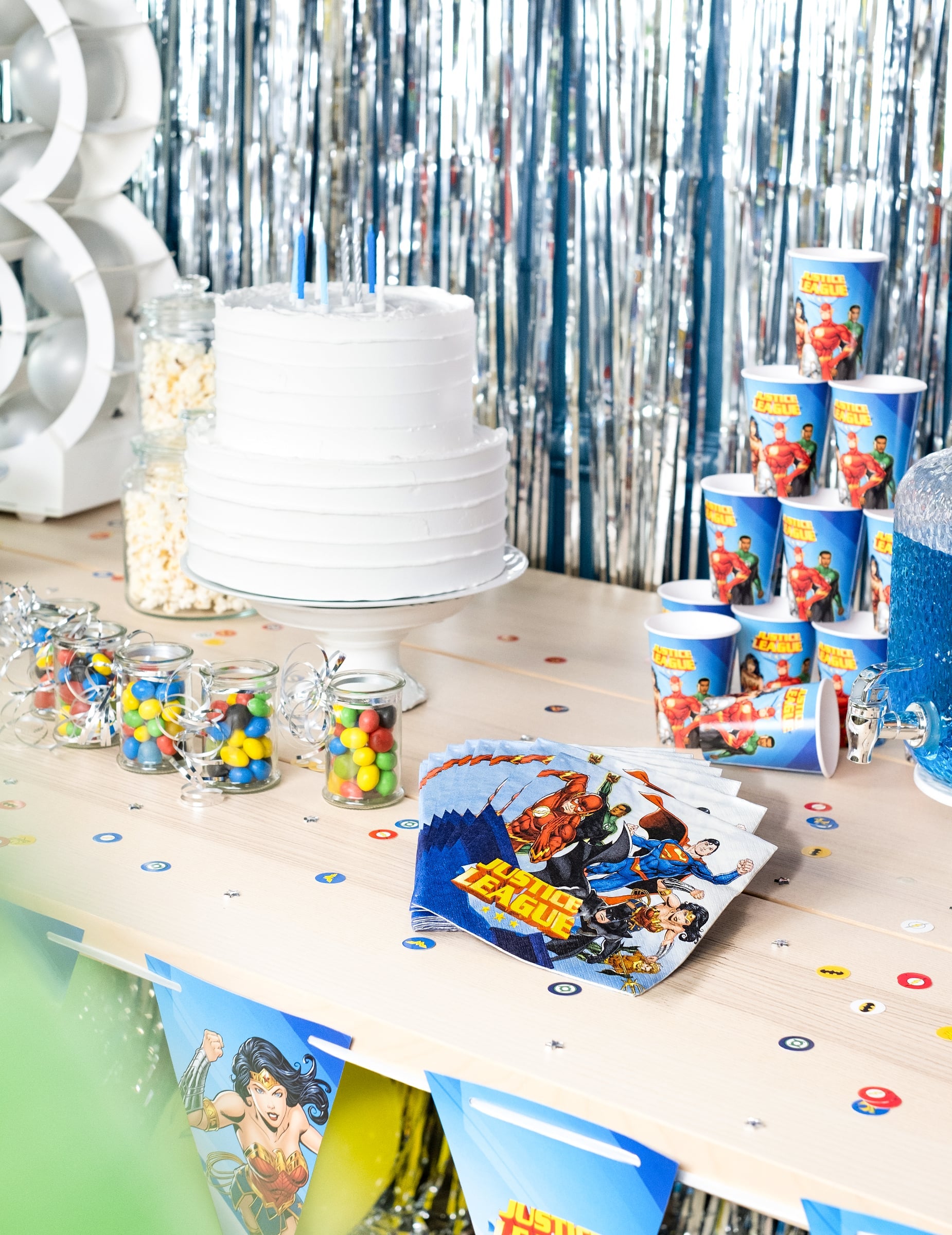 Exemple de décoration de buffet des serviettes en papier Justice League