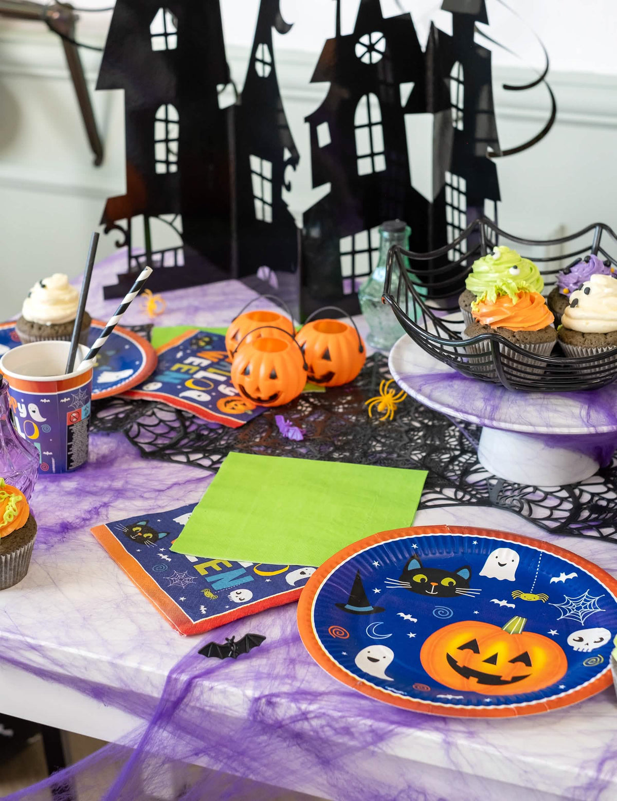 Mise en situaciji na halloween stolu papirnati ubrusi zelena limeta