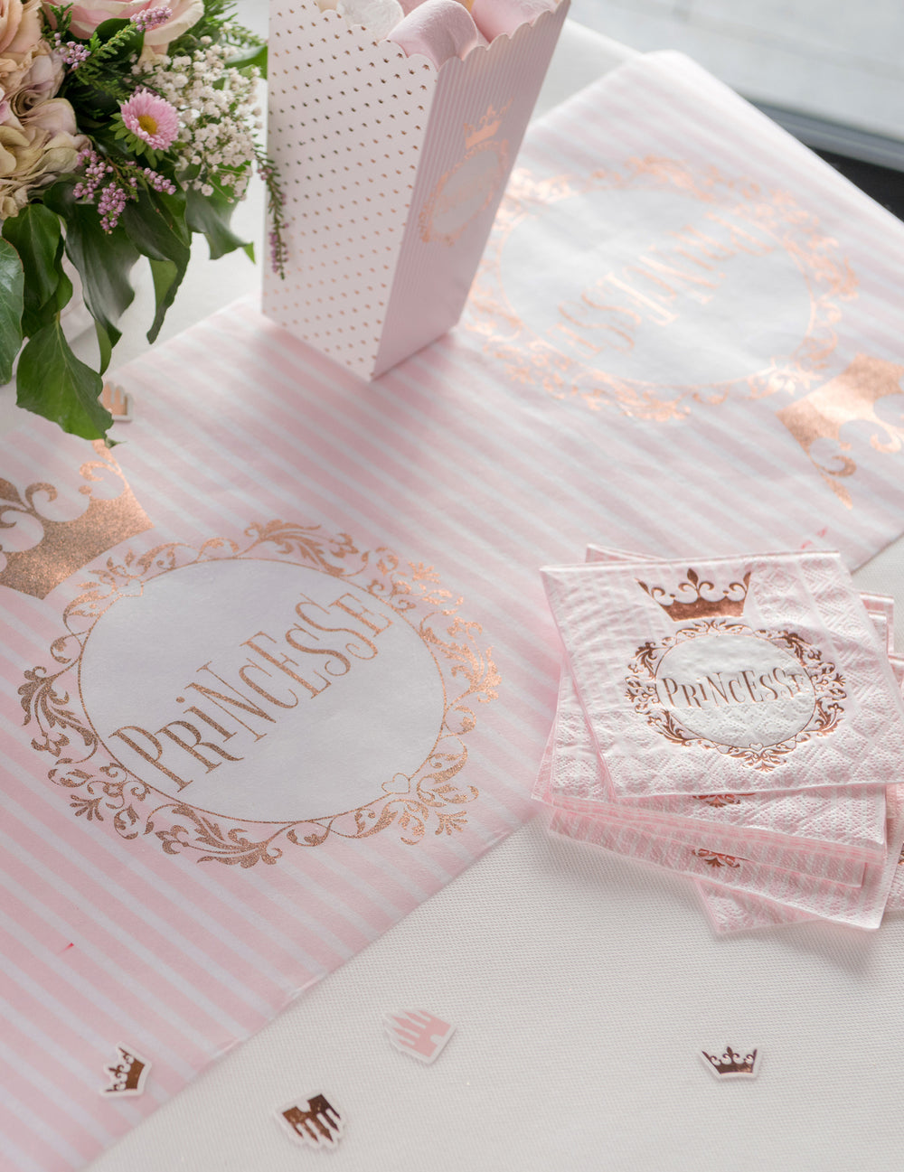 Mise en situation sur table des serviettes Princesse rose gold