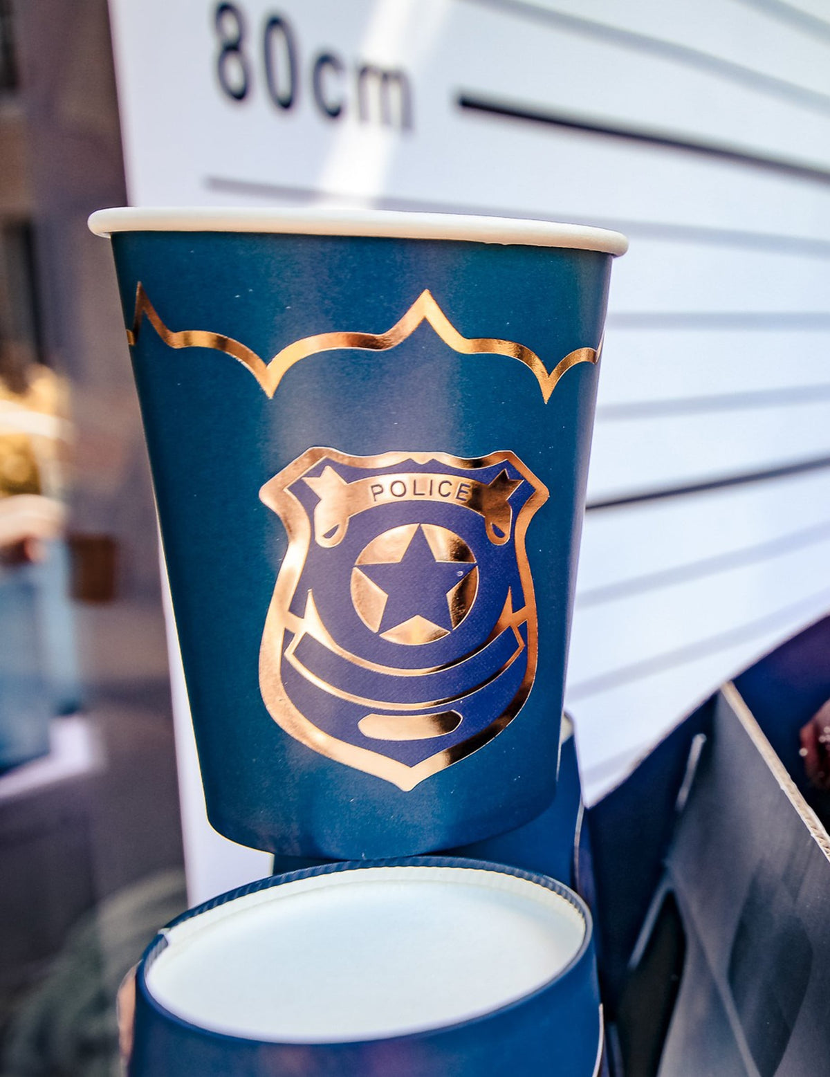 Mise en situation sur un gobelet du sticker badge de police pour enfant