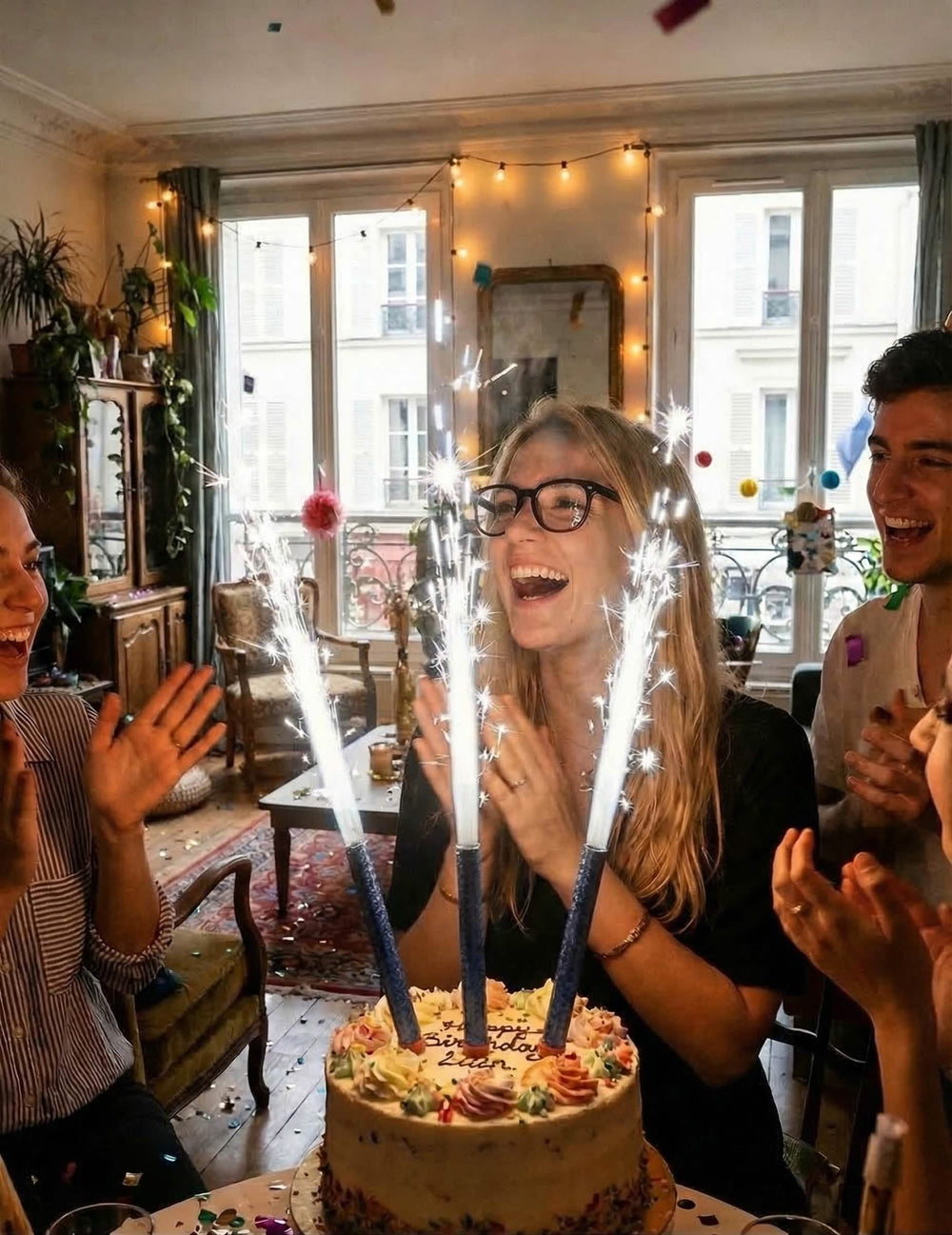 Mise en situation sur un gâteau d'anniversaire des fontaines lumineuses argentées pour fête