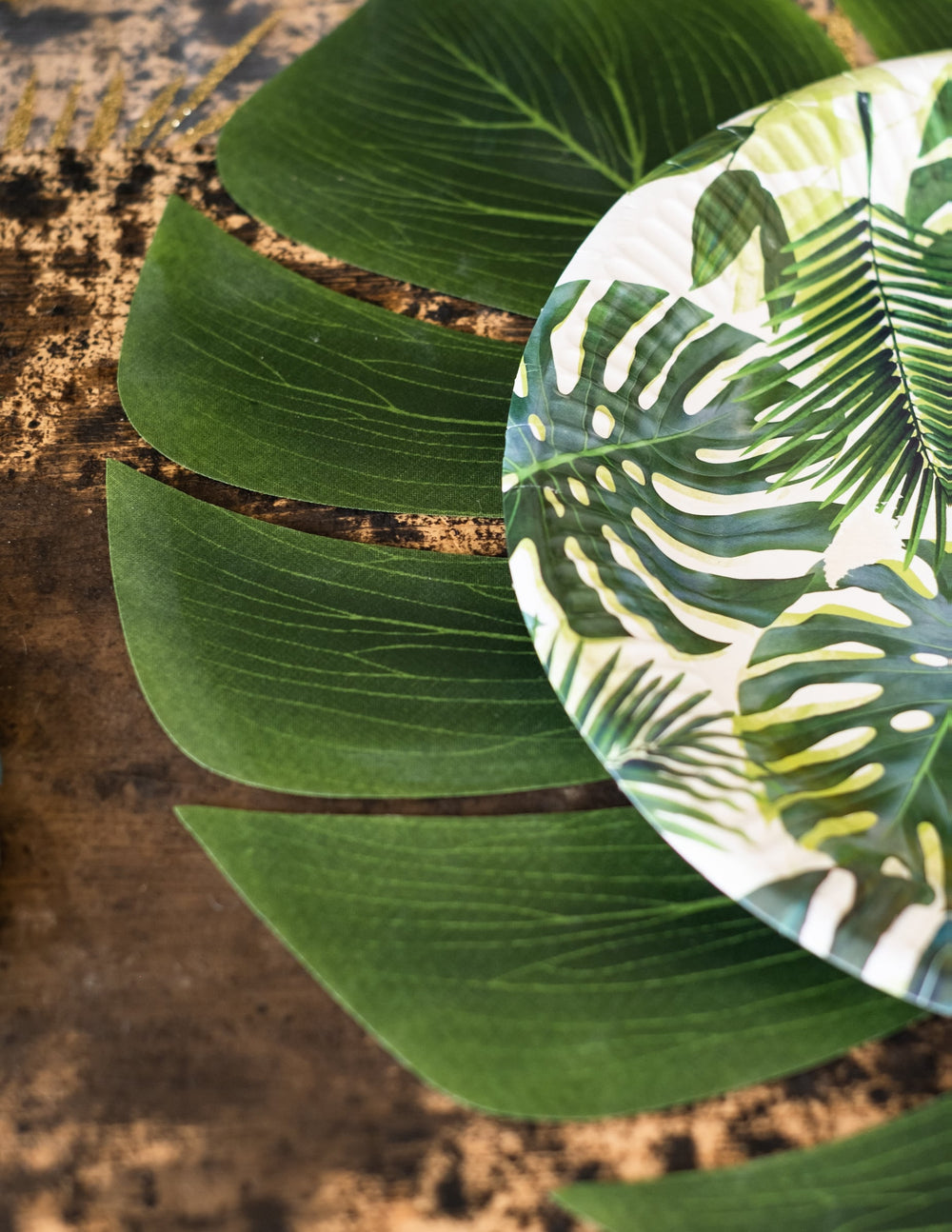 Détail de l'utilisation en sous-assiette des feuilles de Monstera pour décoration