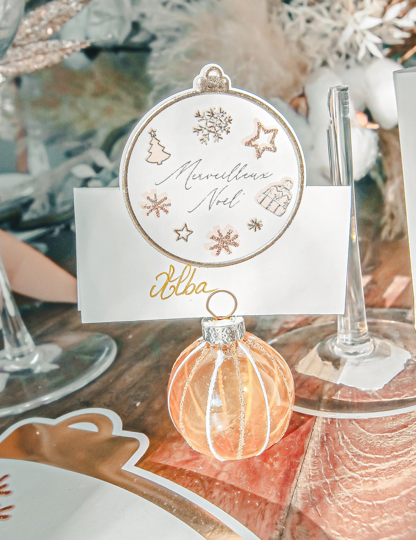 Mise en situation du marque-place boule de Noël blanc et doré à paillettes