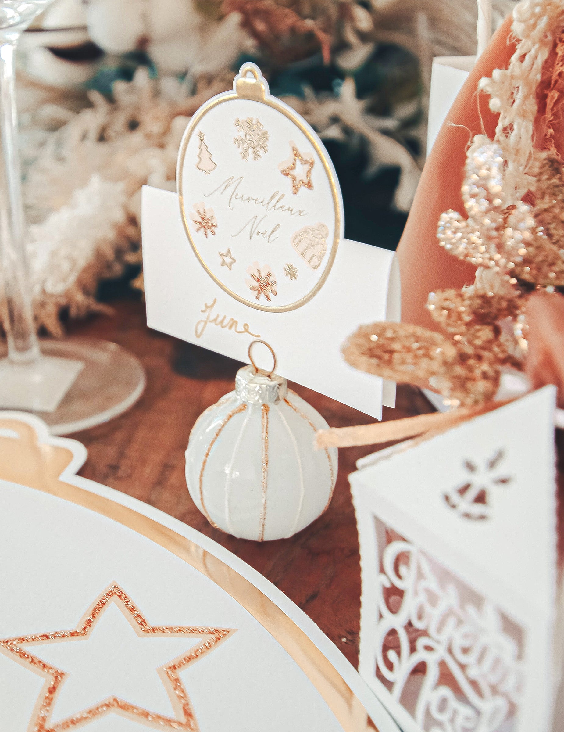 Vue rapprochée du support boule de Noël du marque-place boule de Noël blanc et doré à paillettes