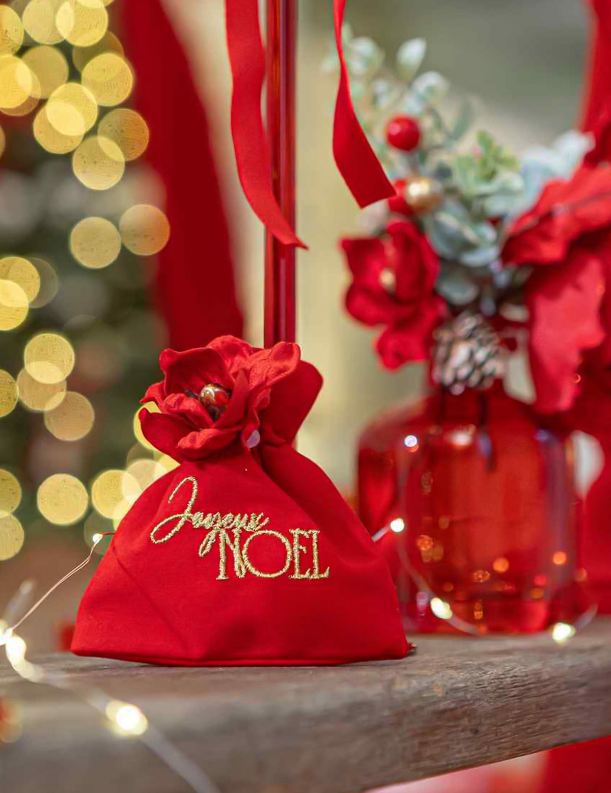 4 pochons Joyeux Noël velours rouge et or 9,5 x 11,5 cm
