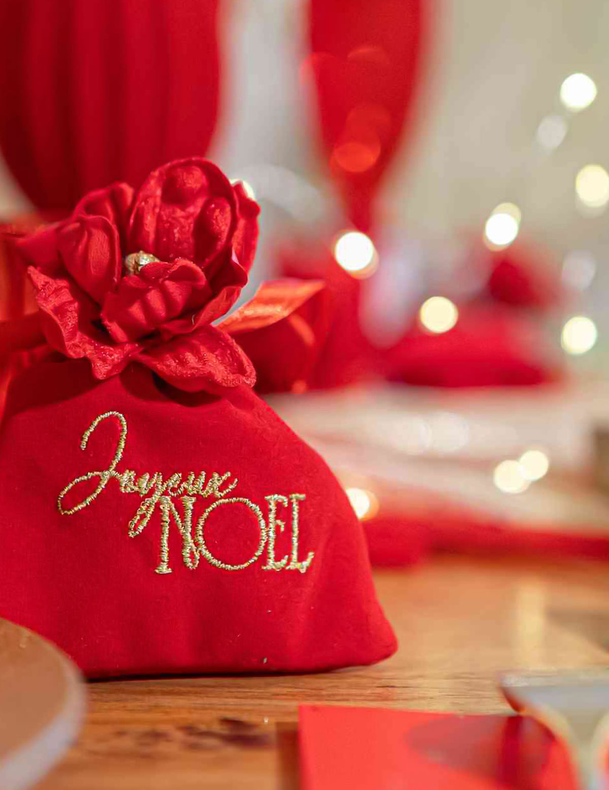 4 pochons Joyeux Noël velours rouge et or 9,5 x 11,5 cm