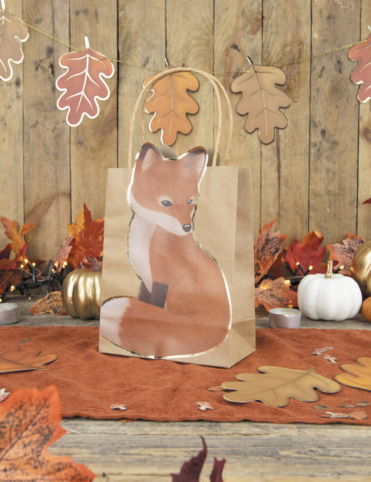 Mise en scène automnale du sac cadeau woodland renard