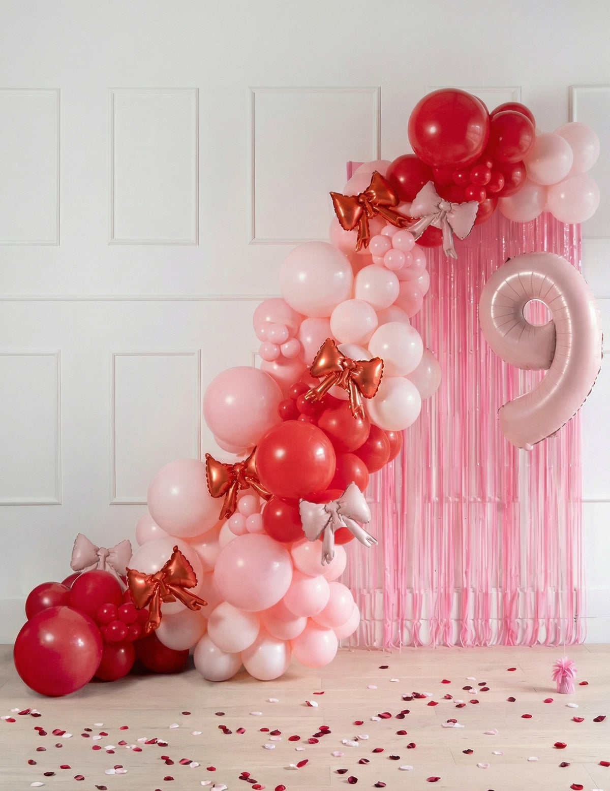 Mise en situation dans une arche de ballons du 5 ballons en aluminium nœuds pour décoration rouges