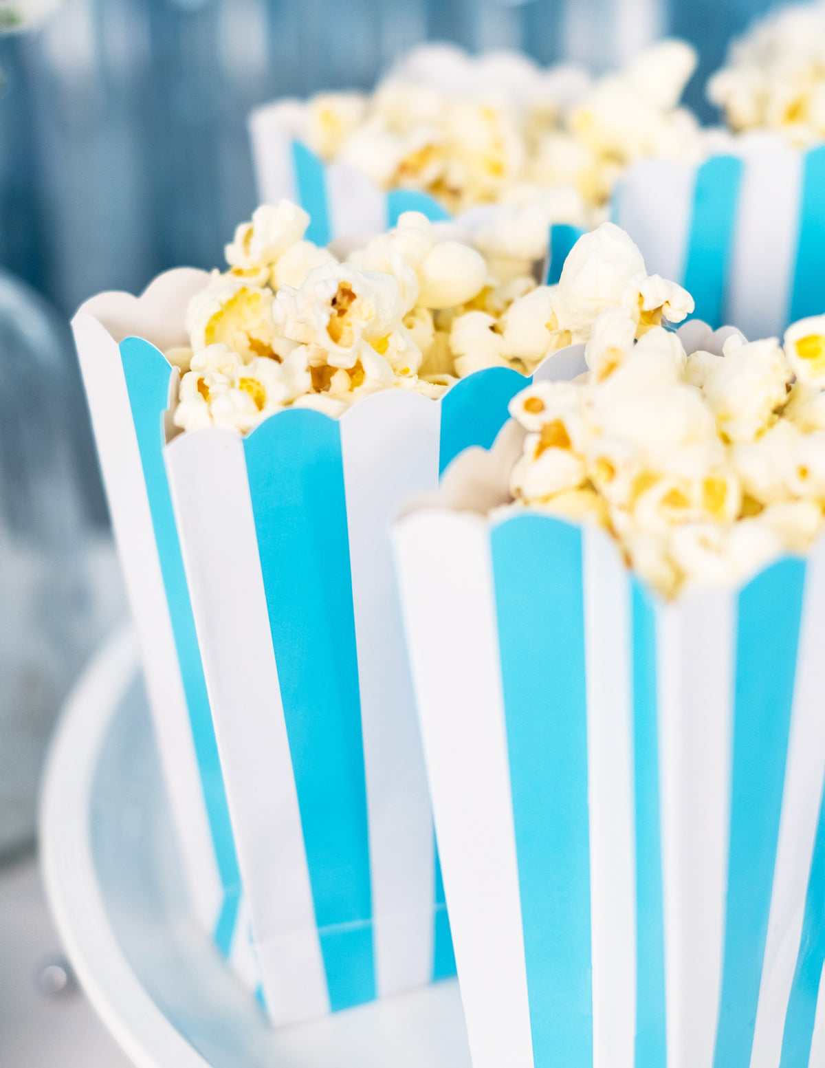 Gros plan sur les boîtes à popcorn à rayures pour fête