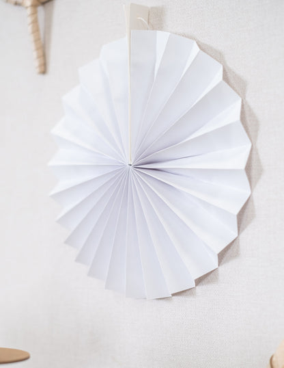 5 bijelih papirnatih rozeta