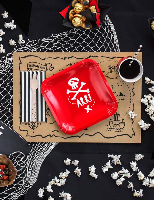 Postavka stola za papirnate tanjure za piratsku zabavu