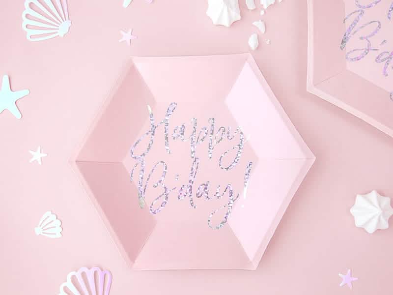 Krupni plan natpisa na iridescentnim roza šesterokutnim papirnatim tanjurima Happy B'day