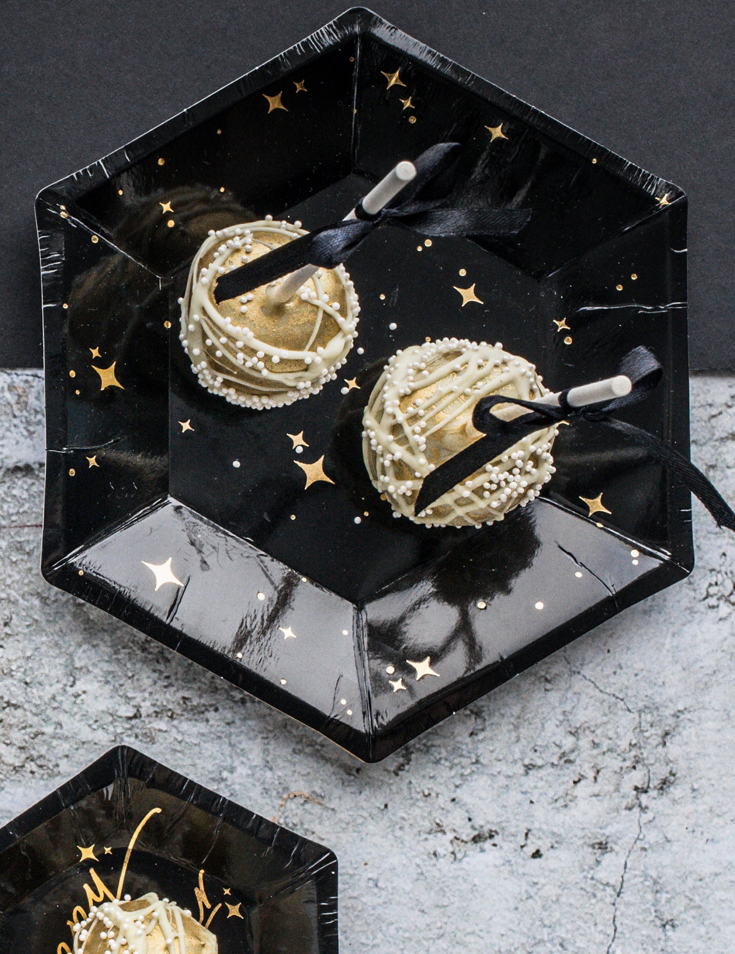 6 assiettes en carton noires et étoiles dorées 20 cm hexagonales