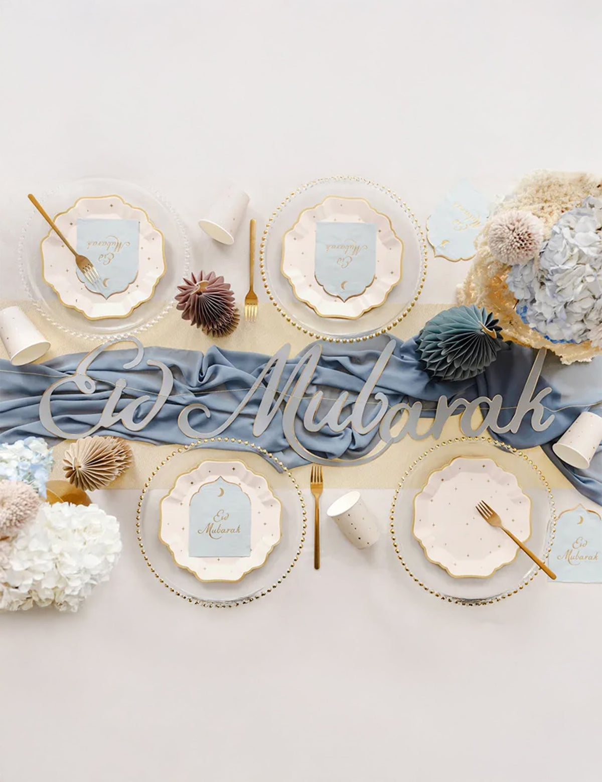 Vue de dessus avec décoration Eid Mubarak des assiettes Étoiles pour fête