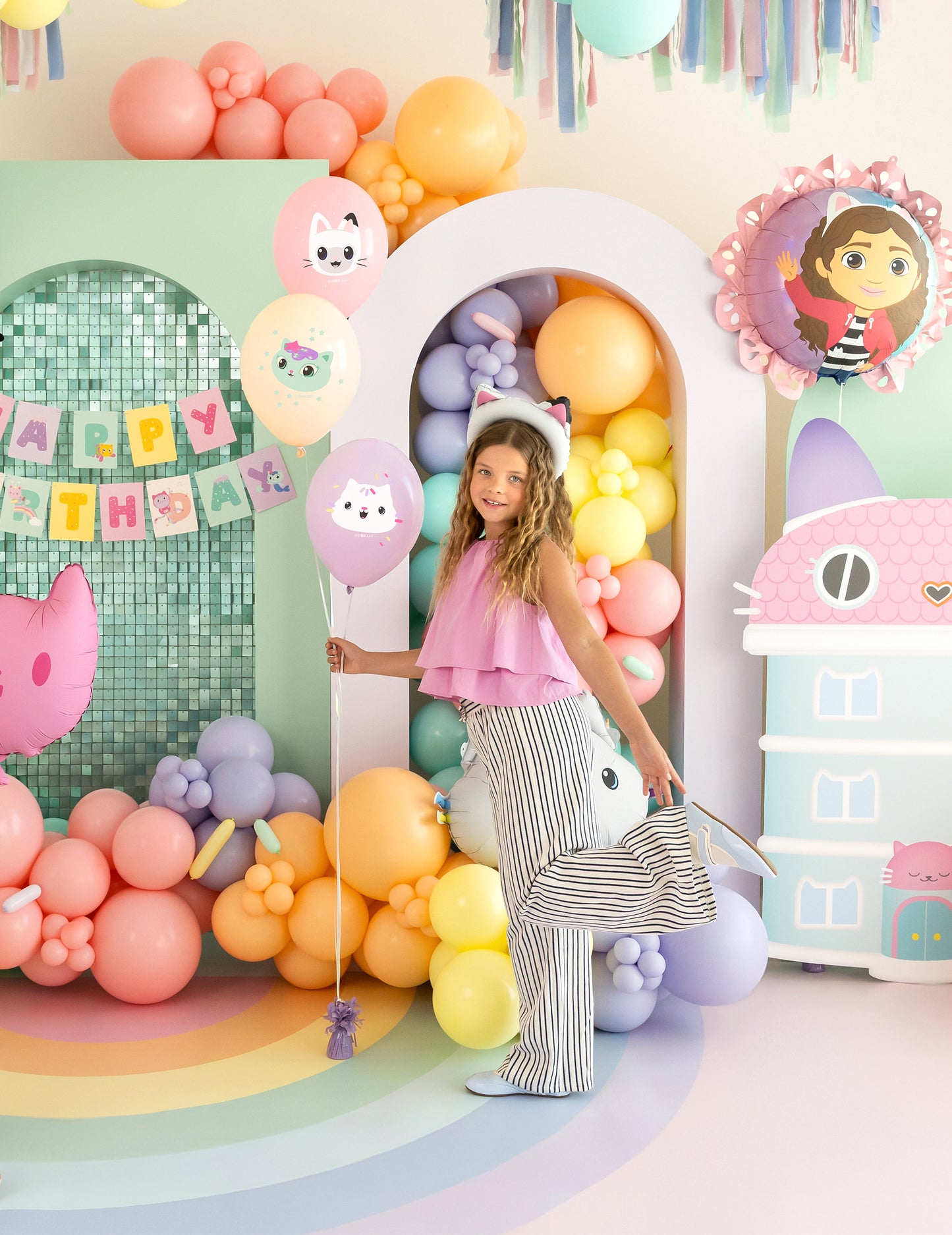 Enfant tenant les ballons latex Gabby et la maison magique