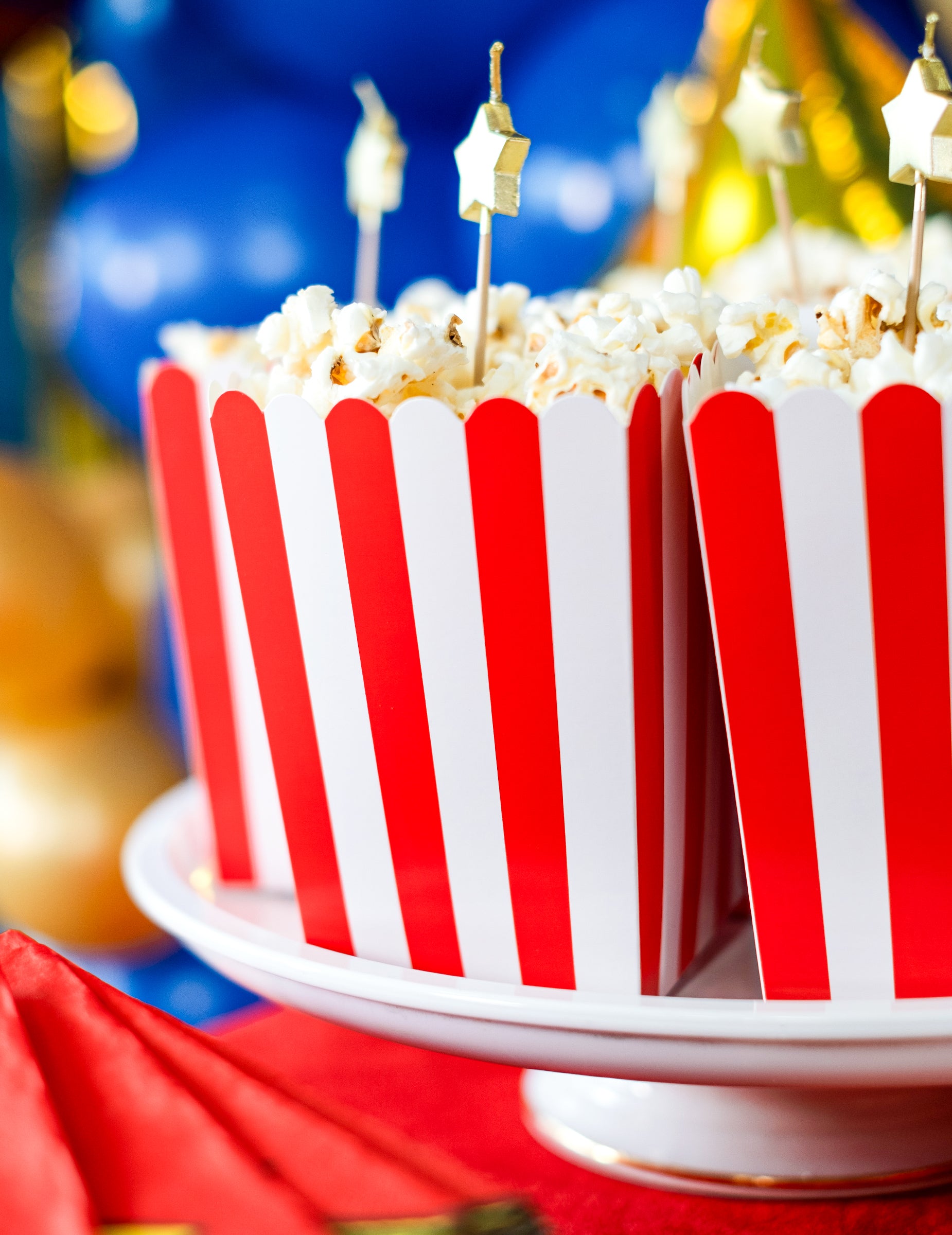 Vue sur présentoir des boîtes à popcorn en carton pour fête rouges et blanches à rayures